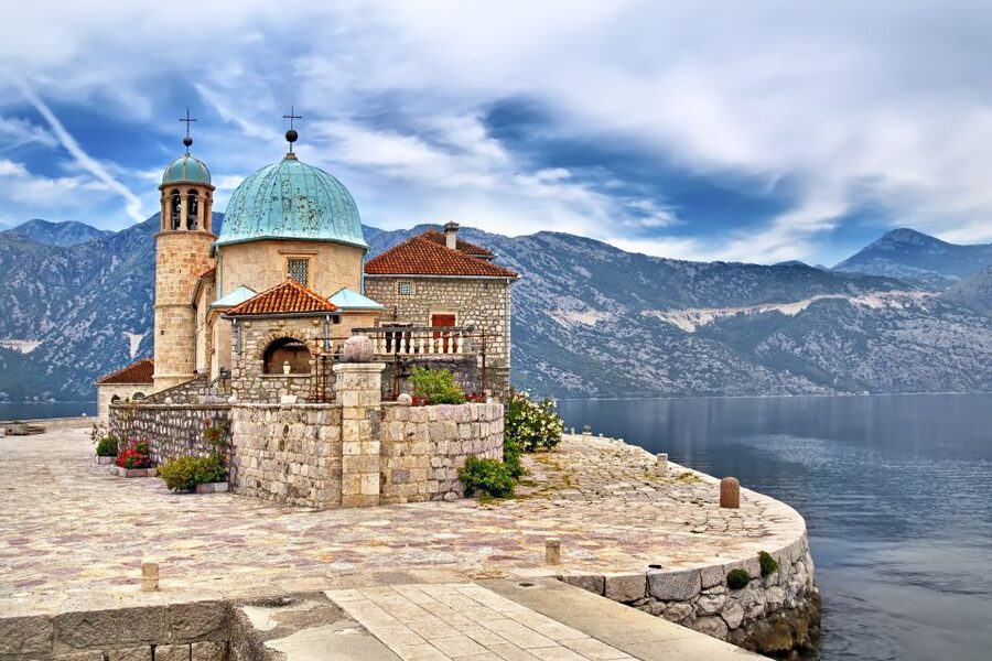 Dubrovnik: Montenegro Day Trip by Bus and Boat - Guides and the human side of the day